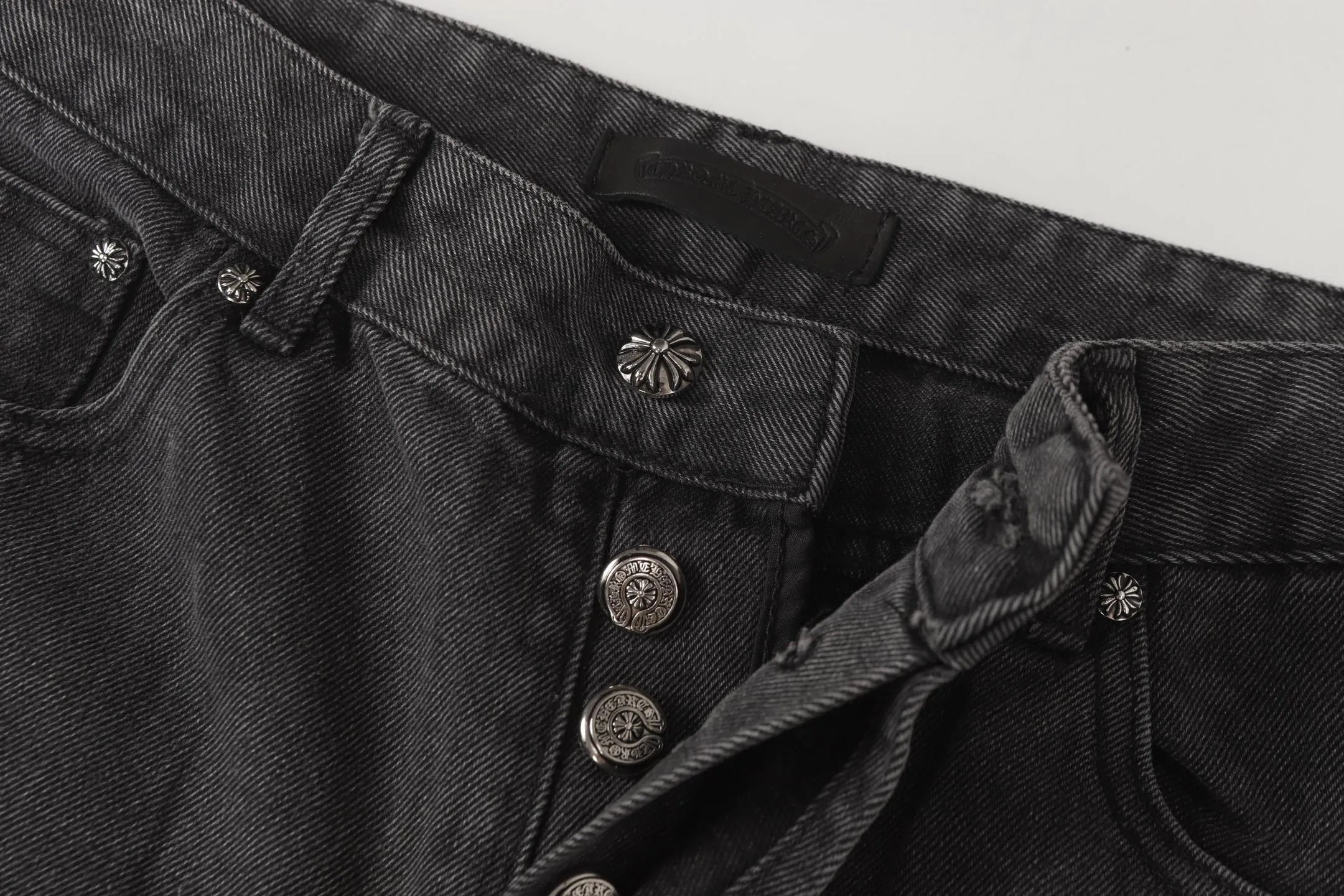P270 Cross-border model, please do not place an order if you are pursuing quality -Chrome Hearts/Chrome Hearts Cross✝️Applied leather embroidered washed jeans, trousers and casual pants -High weight, high density and high quality. The wool is soft, delicate and skin-friendly. It feels soft and silky. It has excellent warmth and skin-friendly properties. -Size: 28 30 32 34 36